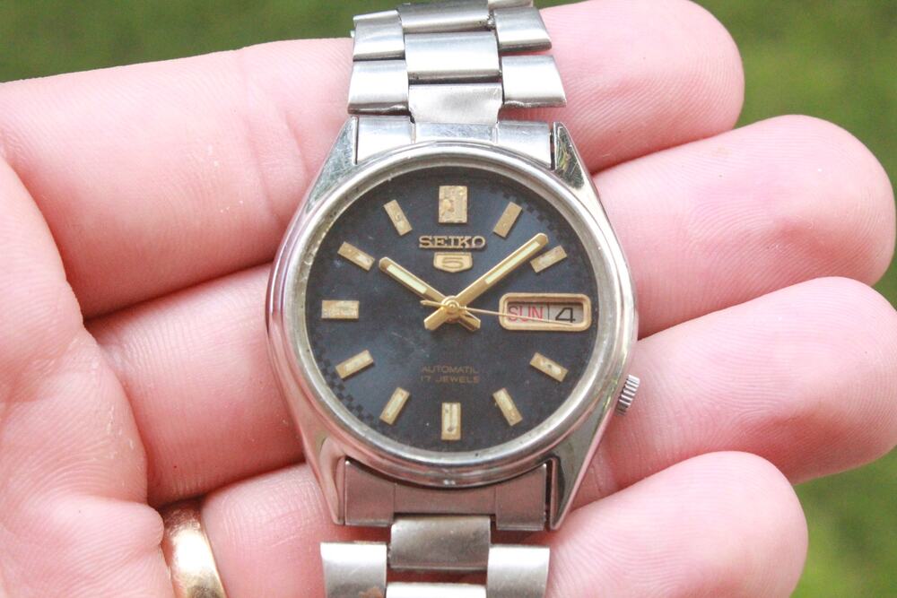 Vintage 1975 Seiko Automatic Mens Silver Watch W/daydate & Blue accents